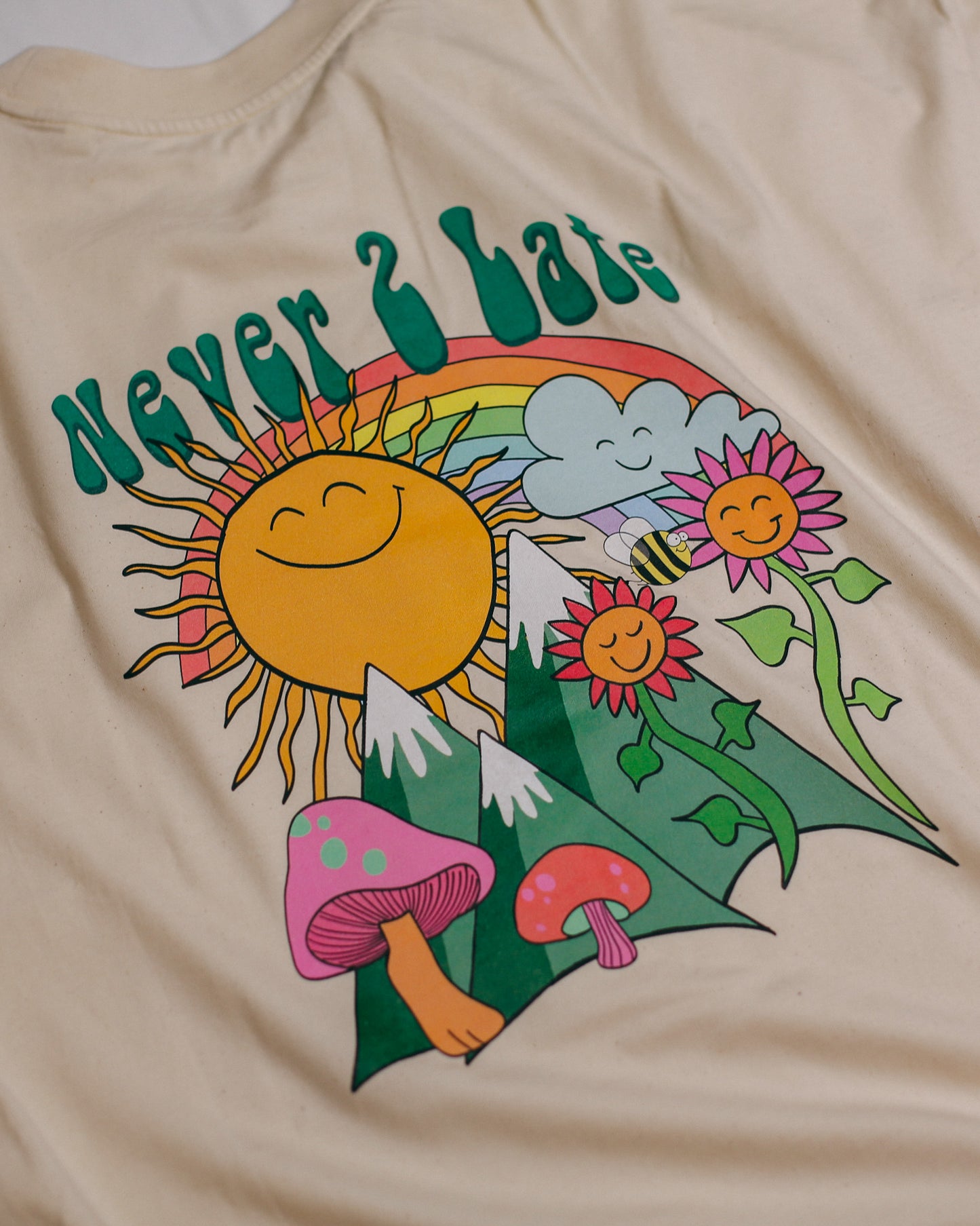Nachhaltiges T-Shirt mit buntem Muster